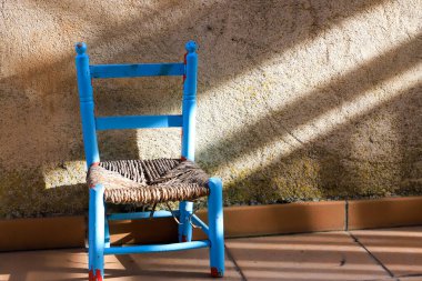 Bahçedeki eski sandalye.