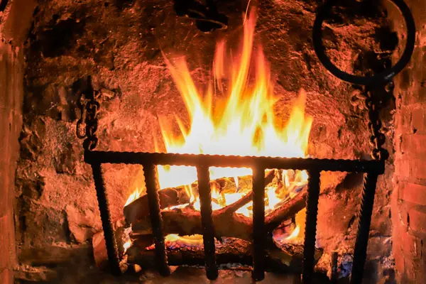 Kışın yanan şömine