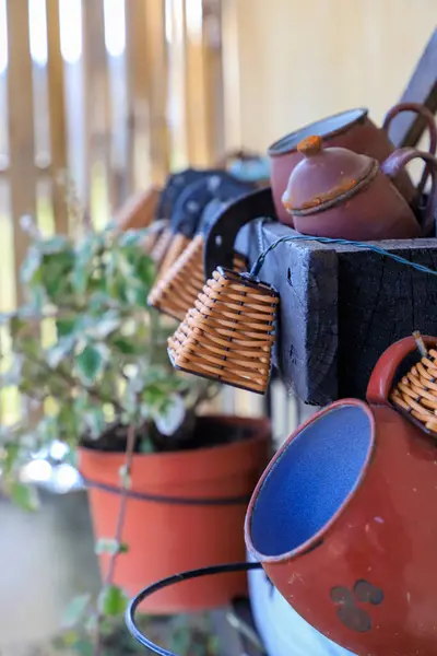 Masada siyah tencereler, bahçe aletleri.