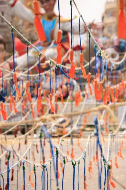 İpte asılı geleneksel Thai tarzı çelenk renkleri