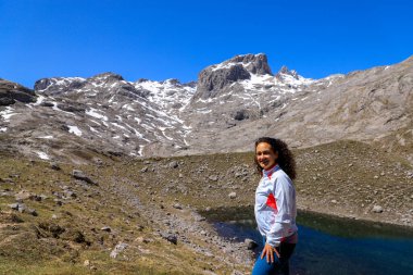 Yürüyüş parkurunda bir kadın