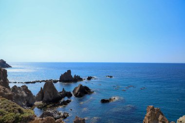 Akdeniz 'in kayalık sahil manzarası, Kiril adasında.