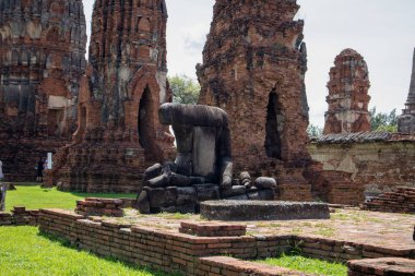 Wat Mahathat Antik Ayutthaya Tarihi Parkı 'ndaki tarihi parkta, Phra Nakhon Si Ayutthaya, Tayland