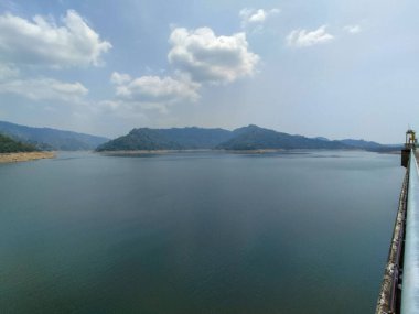 Nakhon Nayok ilinin Khundan Prakanchon Barajı manzarası