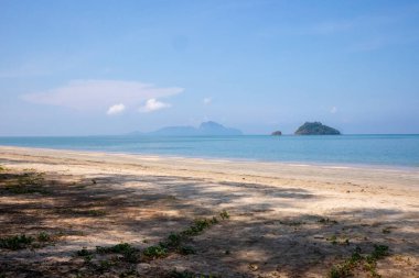 Güneşli bir günde, Tayland, Trang 'daki Chao Mai Sahili' nde kum ve deniz.