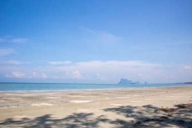 Güneşli bir günde, Tayland, Trang 'daki Chao Mai Sahili' nde kum ve deniz.