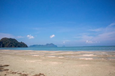 Güneşli bir günde, Tayland, Trang 'daki Chao Mai Sahili' nde kum ve deniz.