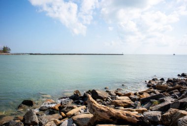 Tayland Nakornsrithammarat Phraek Mueang Plajı 'nda deniz.