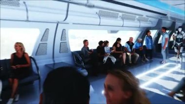 Üç boyutlu insanlar ve robotlar. Bulutlarda uçan yolcu treni. Ütopya. Gelecek konsepti. Havadan harika bir manzara. Gerçekçi 4k animasyonu