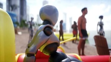 Fütüristik plajda 3 boyutlu insanlar ve robotlar. Gelecek konsepti. Gerçekçi 4k animasyonu
