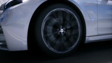 Otobanda klasik beyaz araba. Çok hızlı sürüyorum.