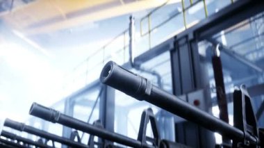 Amerikan askeri makineli tüfek M-16 üretim hattı. Fabrika işlemi. Savaş konsepti. Gerçekçi 4k animasyonu