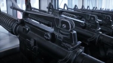 Amerikan askeri makineli tüfek M-16 üretim hattı. Fabrika işlemi. Savaş konsepti. Gerçekçi 4k animasyonu