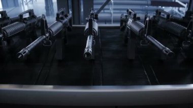 Amerikan askeri makineli tüfek M-16 üretim hattı. Fabrika işlemi. Savaş konsepti. Gerçekçi 4k animasyonu