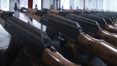 Rus makineli tüfek AK-47 üretim fabrikası. Savaş konsepti