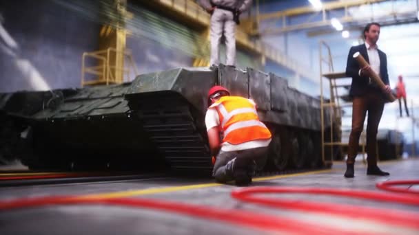 Fabrikada Rus Savaş Tankı Üretimi Askeri Fabrika Silahı Gerçekçi Animasyonu — Stok video