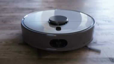 Evde, yerde elektrikli süpürge var..