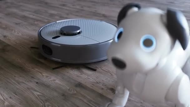 Маленький Смішний Роботизований Розумний Собака Пилосос — стокове відео