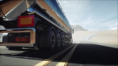 Çöl yolunda çok hızlı giden 3 boyutlu bir benzin kamyonu modeli. Gaz, petrol konsepti. Gerçekçi 4k animasyonu