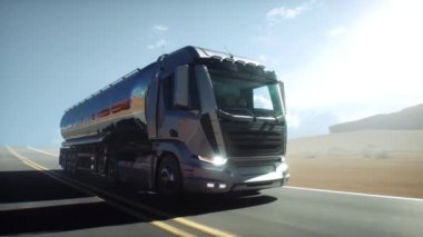 Çöl yolunda çok hızlı giden 3 boyutlu bir benzin kamyonu modeli. Gaz, petrol konsepti. Gerçekçi 4k animasyonu