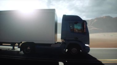 Çöl otobanında beyaz kamyonet. Çok hızlı sürüyorsun. Teslimat konsepti