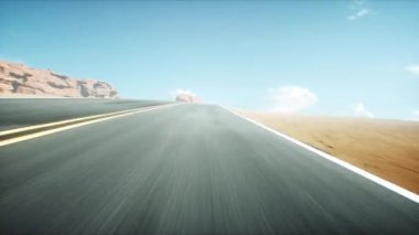 Çöl otoyolunun üzerinde kamera uçuşu. Gerçekçi 4k animasyonu
