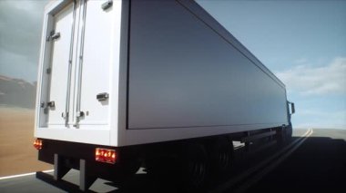 Çöl otobanında beyaz kamyonet. Çok hızlı sürüyorsun. Teslimat konsepti