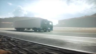 Çöl otobanında beyaz kamyonet. Çok hızlı sürüyorsun. Teslimat konsepti