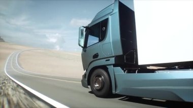 Çöl otobanında beyaz kamyonet. Çok hızlı sürüyorsun. Teslimat konsepti