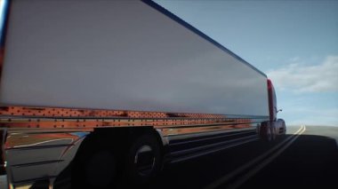 Kırmızı fütüristik elektrikli kamyon çöl yolunda çok hızlı gidiyor. Lojistik, gelecek konsepti. Gerçekçi 4k animasyonu