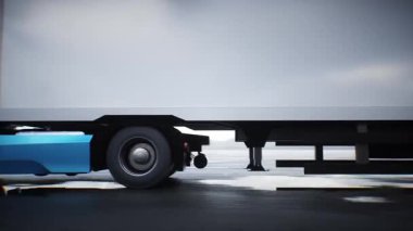 Kargo kamyonu çöl taşı otoyolunda çok hızlı gidiyor. İş konsepti