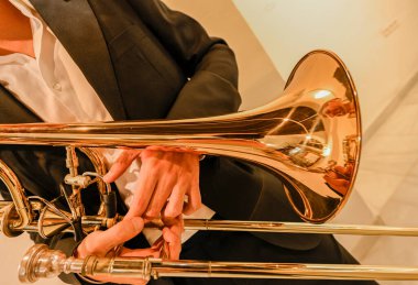 Orkestrada trombon çalan insanlar.