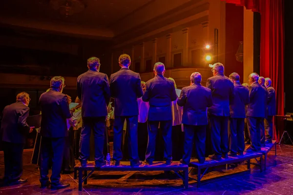 ミュージカル合唱団が劇場で歌っている ストック写真