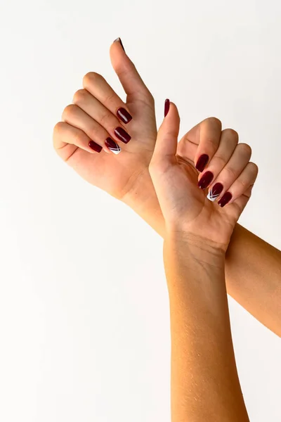 Mãos Uma Jovem Mulher Mostrando Unhas Pintadas Fundo Branco — Fotografia de Stock