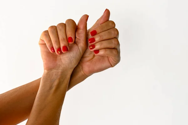 Mains Une Jeune Femme Montrant Des Ongles Peints Fond Blanc — Photo