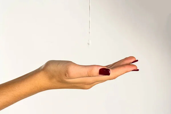 Hände Einer Jungen Frau Tropfen Klares Wasser Weißer Hintergrund — Stockfoto