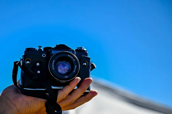 stock image Hands of a man holding an old photographic camera