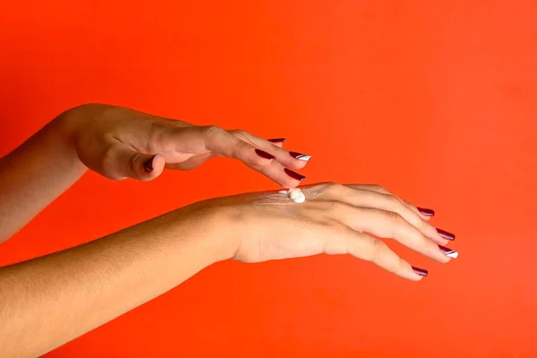 Hände Einer Jungen Frau Die Feuchtigkeitsspendende Creme Aufträgt Weißer Hintergrund — Stockfoto