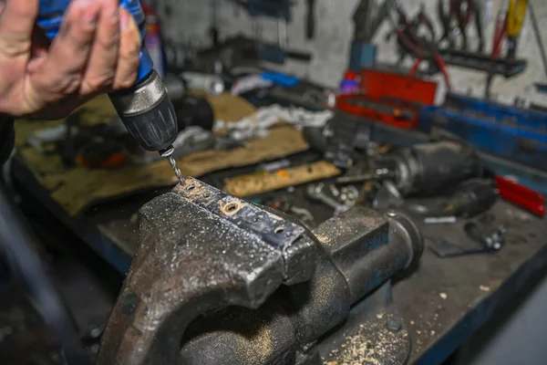 Joven Mecánico Trabajando Reparación Motor Coche —  Fotos de Stock