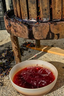 İçinde mutlaka eski ahşap pres olmalı. Kırmızı şarap için üzüm sıkıyorum.