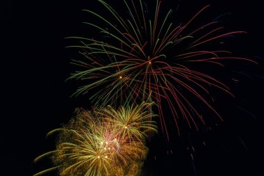 Gece gökyüzünde renkli havai fişekler patladı