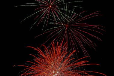 Gece gökyüzünde renkli havai fişekler patladı