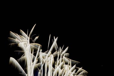 Gece gökyüzünde renkli havai fişekler patladı