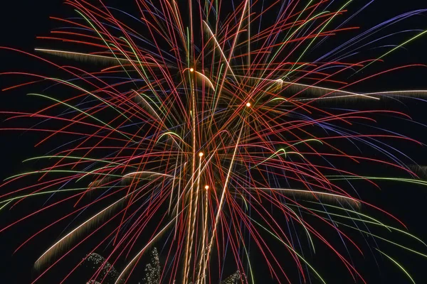 五彩缤纷的焰火在夜空中爆炸了 — 图库照片