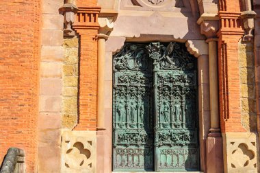 Comillas, Cantabria, İspanya 'nın bereketli manzarasında gündüz vakti aya karşı kurulmuş görkemli tarihi bir konak.
