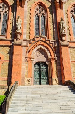 Comillas, Cantabria, İspanya 'nın bereketli manzarasında gündüz vakti aya karşı kurulmuş görkemli tarihi bir konak.