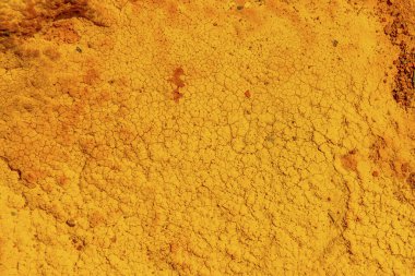 Güneş ışığı, Rio Tinto bölgesindeki kuru ve çatlamış kil toprağın üzerine sıcak bir ışık saçıyor.