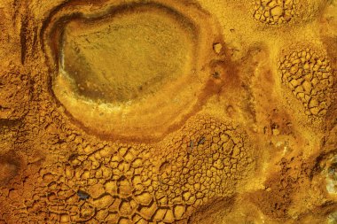 Güneş ışığı, Rio Tinto bölgesindeki kuru ve çatlamış kil toprağın üzerine sıcak bir ışık saçıyor.