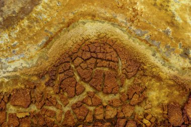 Güneş ışığı, Rio Tinto bölgesindeki kuru ve çatlamış kil toprağın üzerine sıcak bir ışık saçıyor.