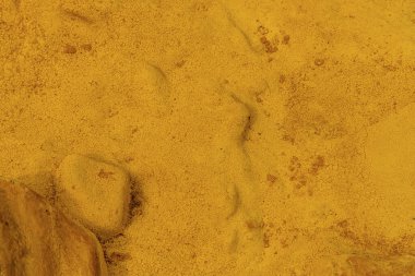 Güneş ışığı, Rio Tinto bölgesindeki kuru ve çatlamış kil toprağın üzerine sıcak bir ışık saçıyor.